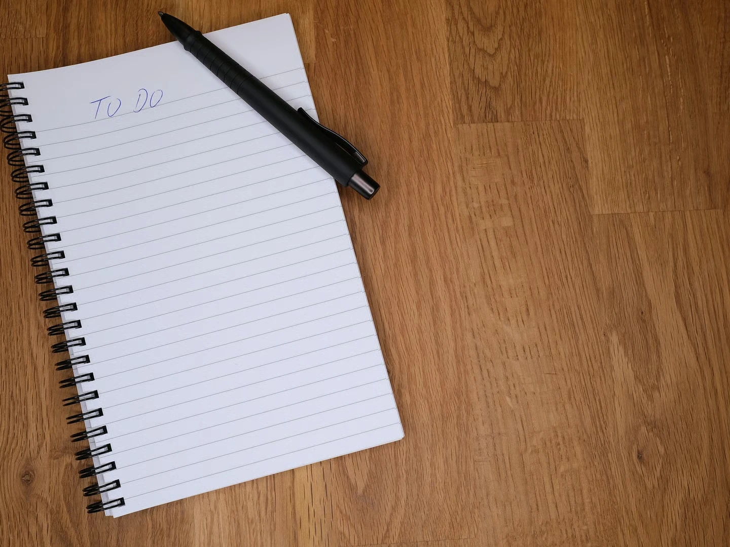 Notizbuch und Stift zum Festhalten persönlicher Wünsche