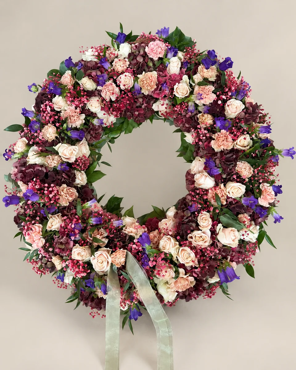 B14: Kranz in Violett, Rosa und Creme.